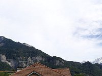 Depuis le balcon de chez Jacques, un superbe panorama, avec les montagnes encadrant la vallée de Chamonix.